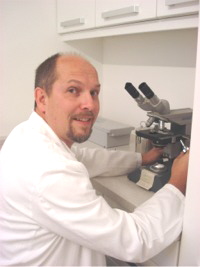 Dr. Georgiades am Mikroskop